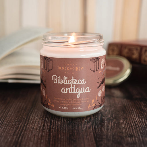 Candela di Soia Vegana 'Antica Biblioteca' - Book and Glow - 1