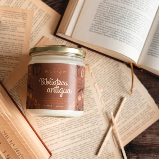 Candela di Soia Vegana 'Antica Biblioteca' - Book and Glow - 2